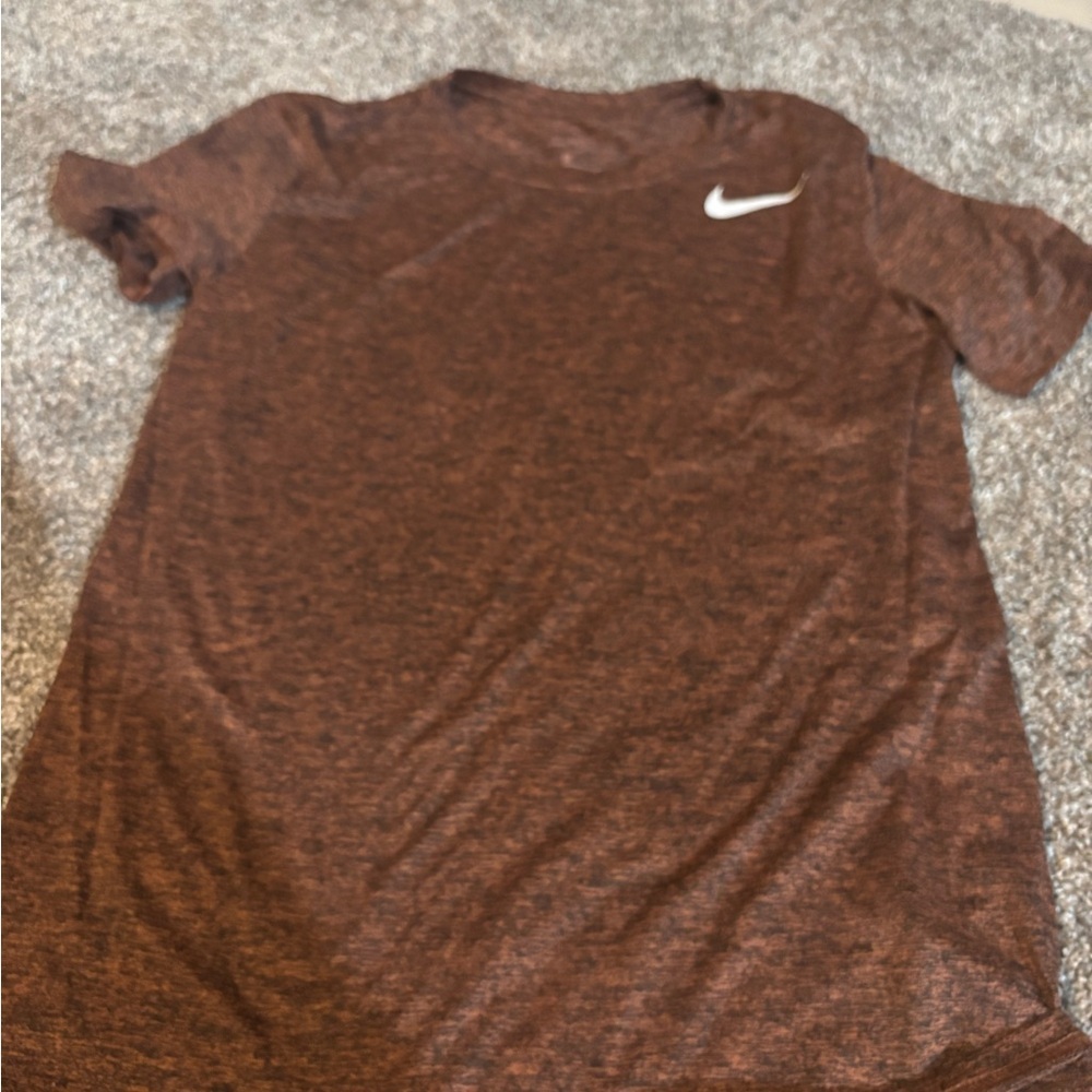 THE NIKE TEE in maroon/brown blends color men’s small